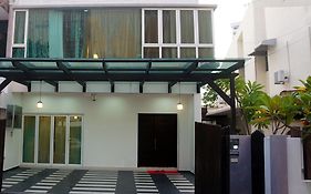 Gurney Luxe Inn